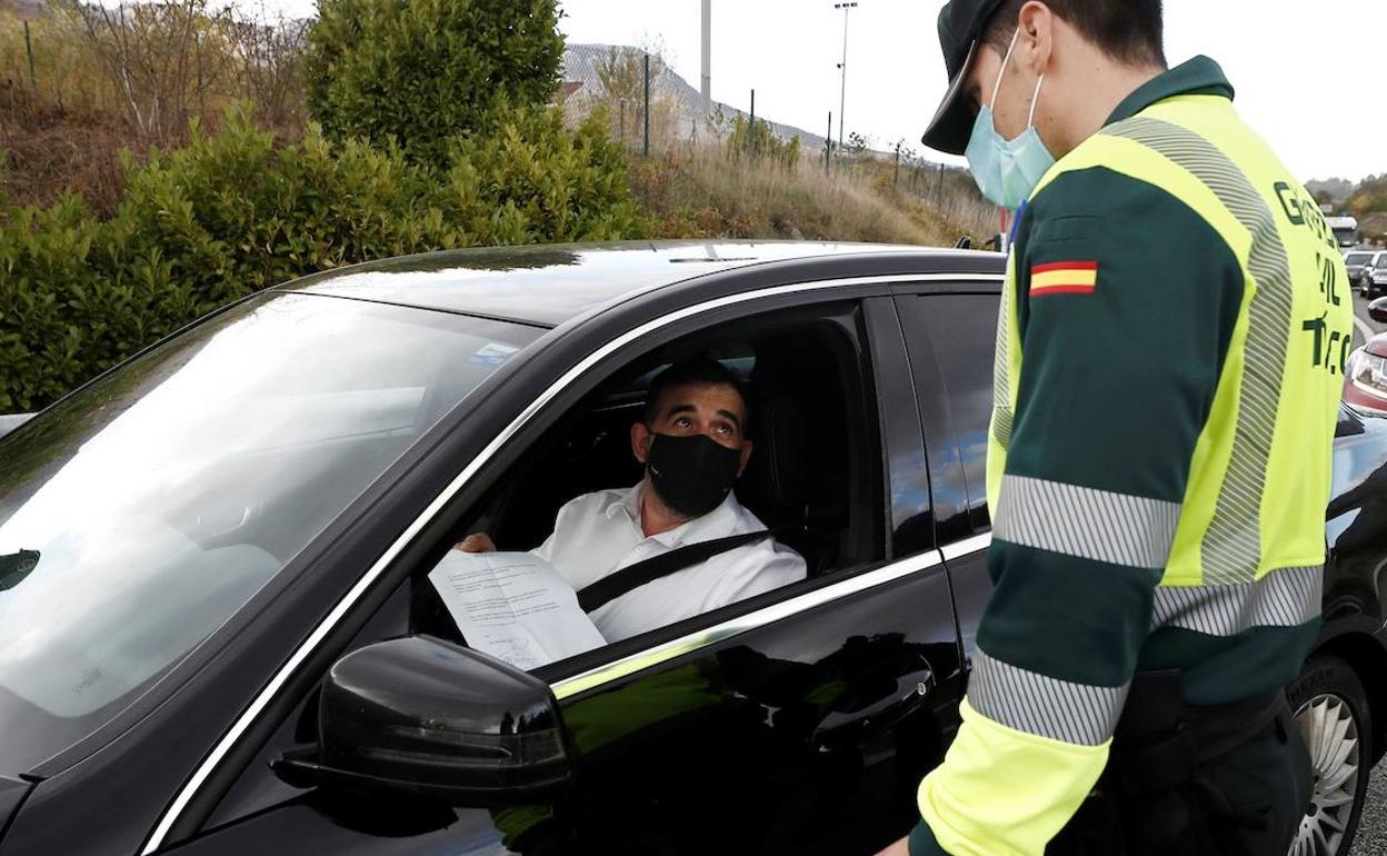 La multa por quitarte la mascarilla en el coche conlleva penalización económica y retirada de puntos