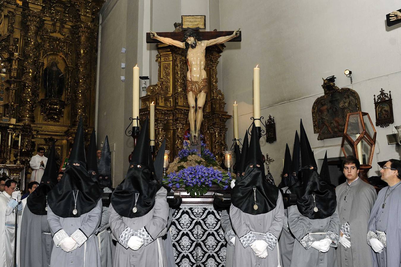 2013. Cofrades de la Sagrada Pasión junto al Cristo de las Cinco Llagas tras la cancelación de la procesión.