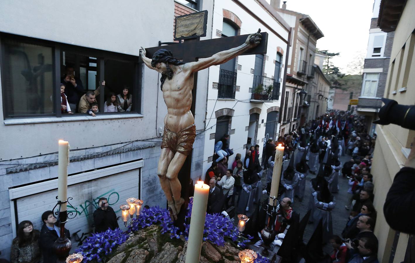 2014. El paso de la procesión del Cristo de las Cinco Llagas alumbrado por los cofrades y acompañado por cientos de personas, en su recorrido por la calle Lecheras.