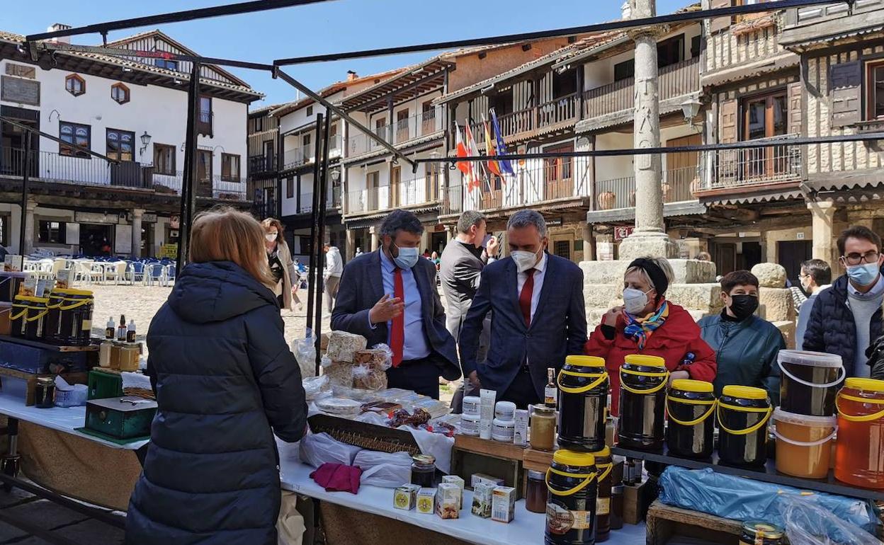 El delegado del Gobierno en Castilla y León visita, acompañado de autoridades de la provincia, un puesto en La Alberca.