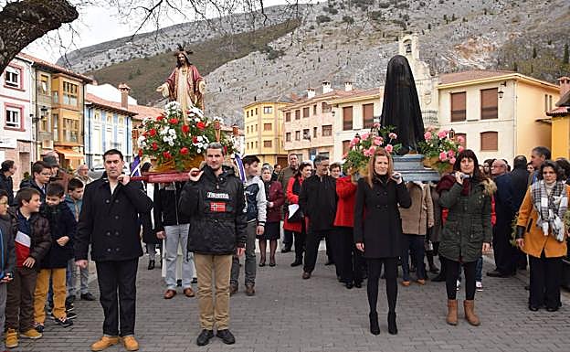 Procesión del Encuentro el Domingo de Resurrección en 2020 en Velilla del Río Carrión. 