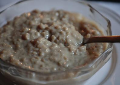 Imagen secundaria 1 - Arriba, leche frita. Abajo, arroz con leche y 'ovos moles'. 