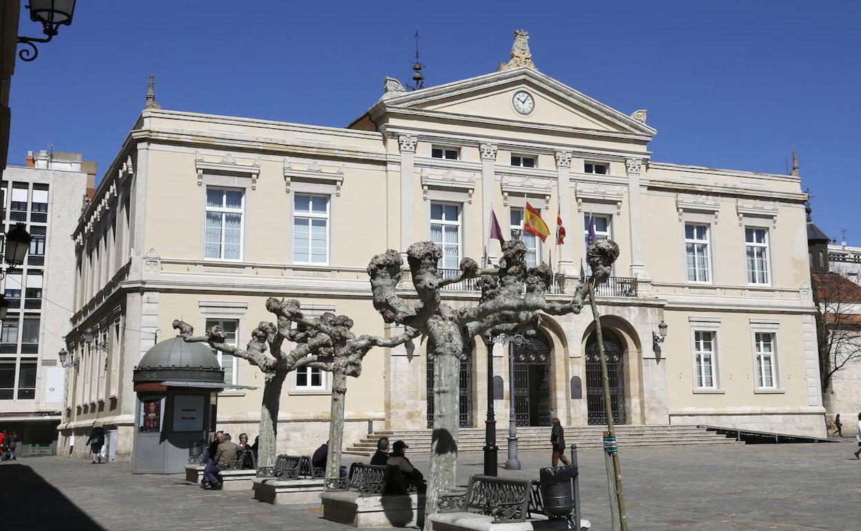 Imagen de la Plaza Mayor y el Ayuntamiento de Palencia.