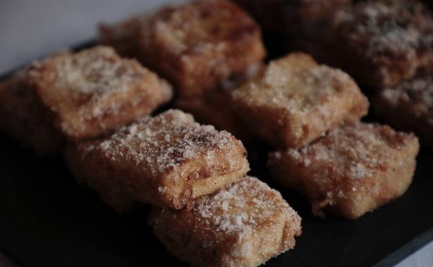 Imagen principal - Arriba, leche frita. Abajo, arroz con leche y 'ovos moles'. 
