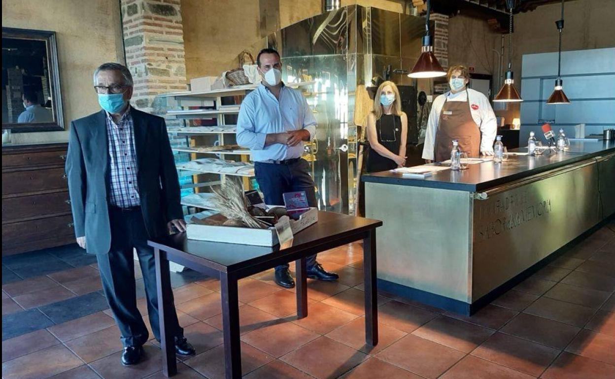 Autoridades albenses en un restaurante del municipio.