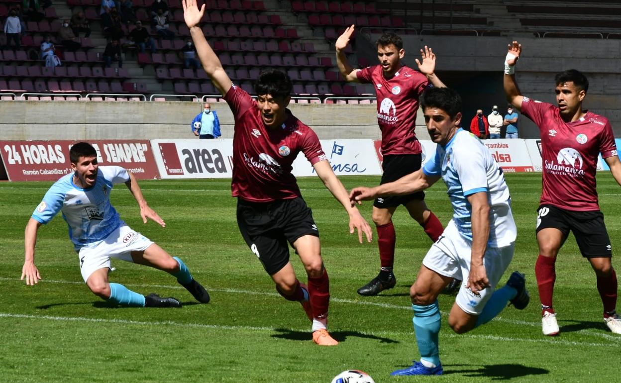 Jimmy, del Compostela, defendido por varios jugadores del Salamanca UDS. 