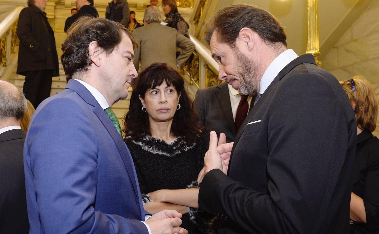 Mañueco y puente, en un encuentro institucional en el Ayuntamiento de Valladolid.