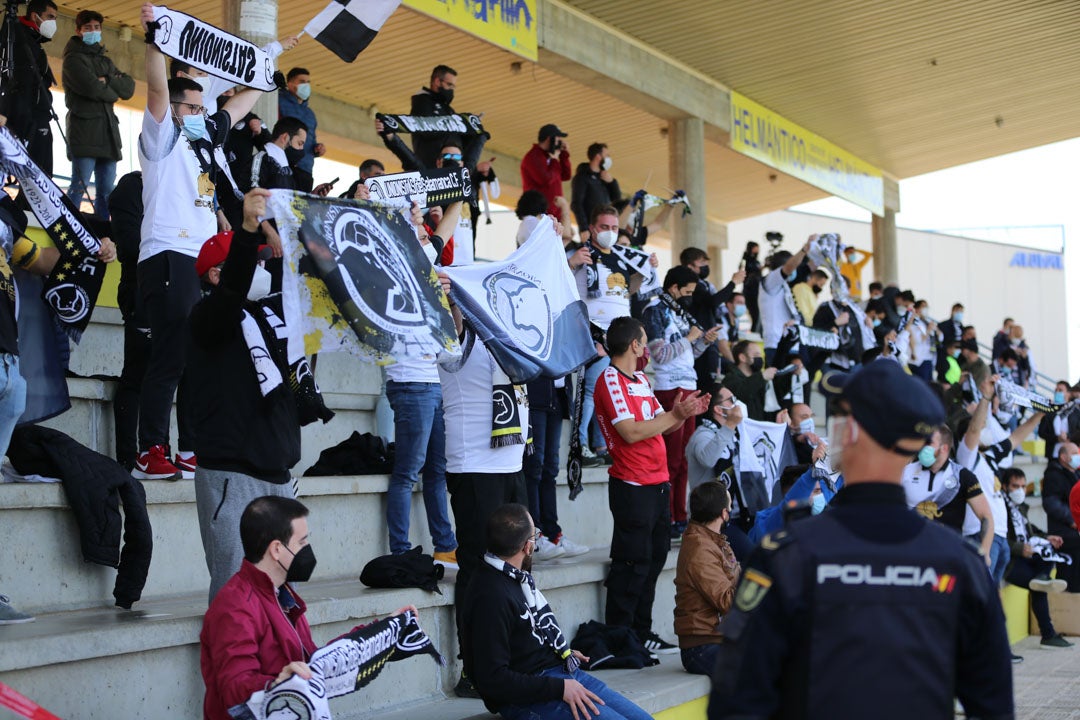 La afición arropó a Unionistas dentro y fuera del campo