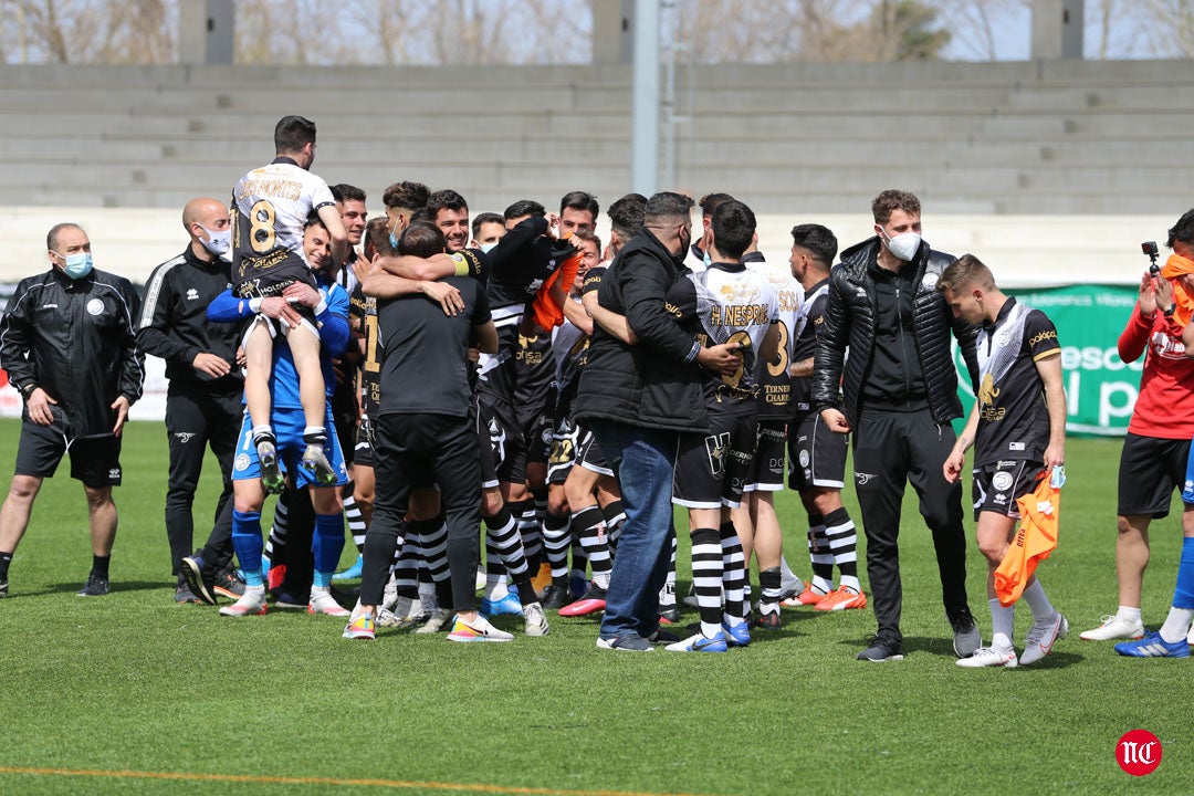 Los jugadores de Unionistas celebran la clasificación para la 1ª RFEF