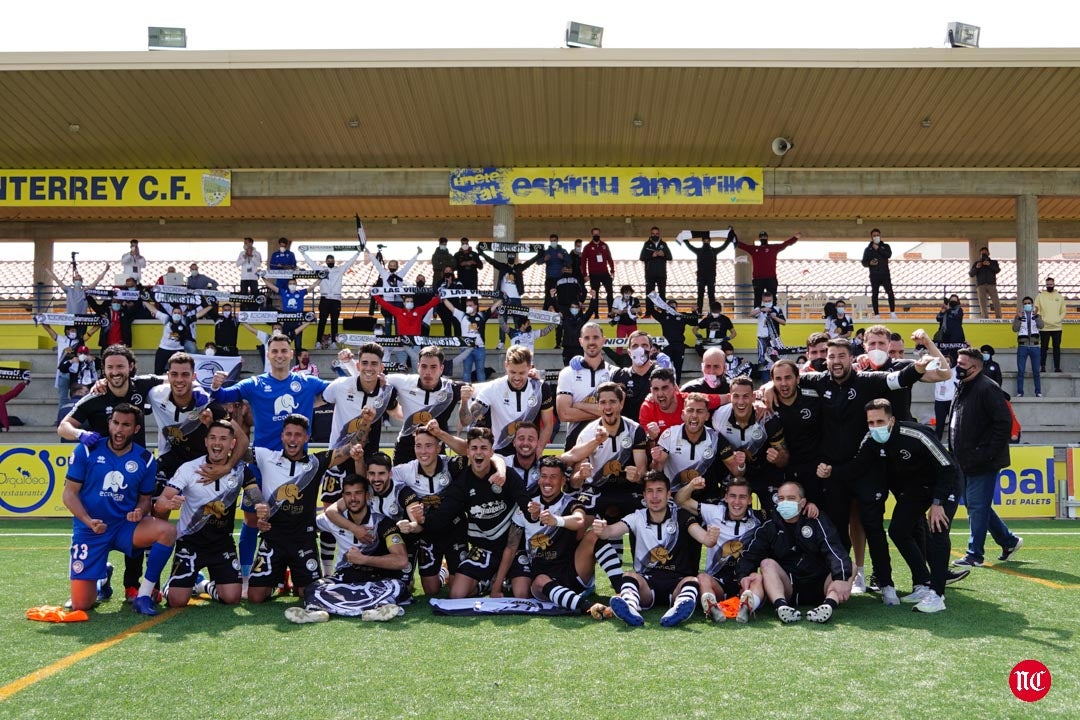 Los jugadores de Unionistas celebran la clasificación para la 1ª RFEF