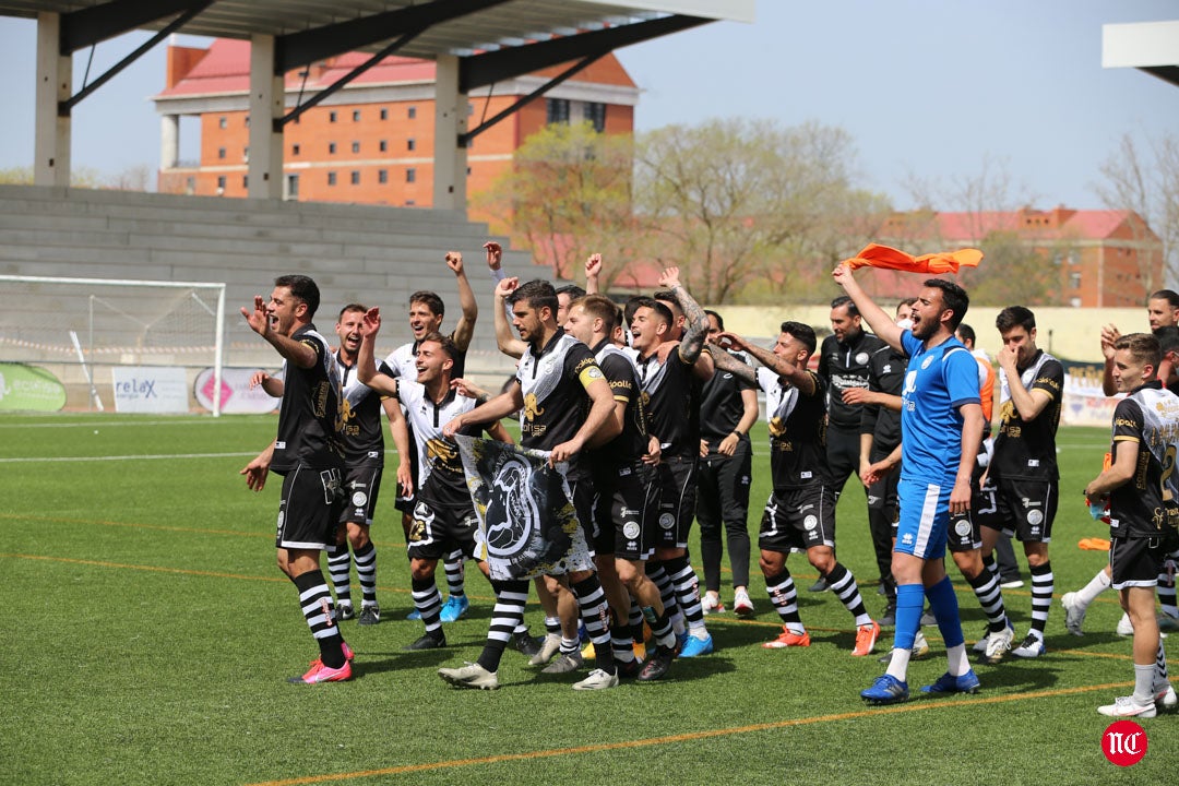 Los jugadores de Unionistas celebran la clasificación para la 1ª RFEF
