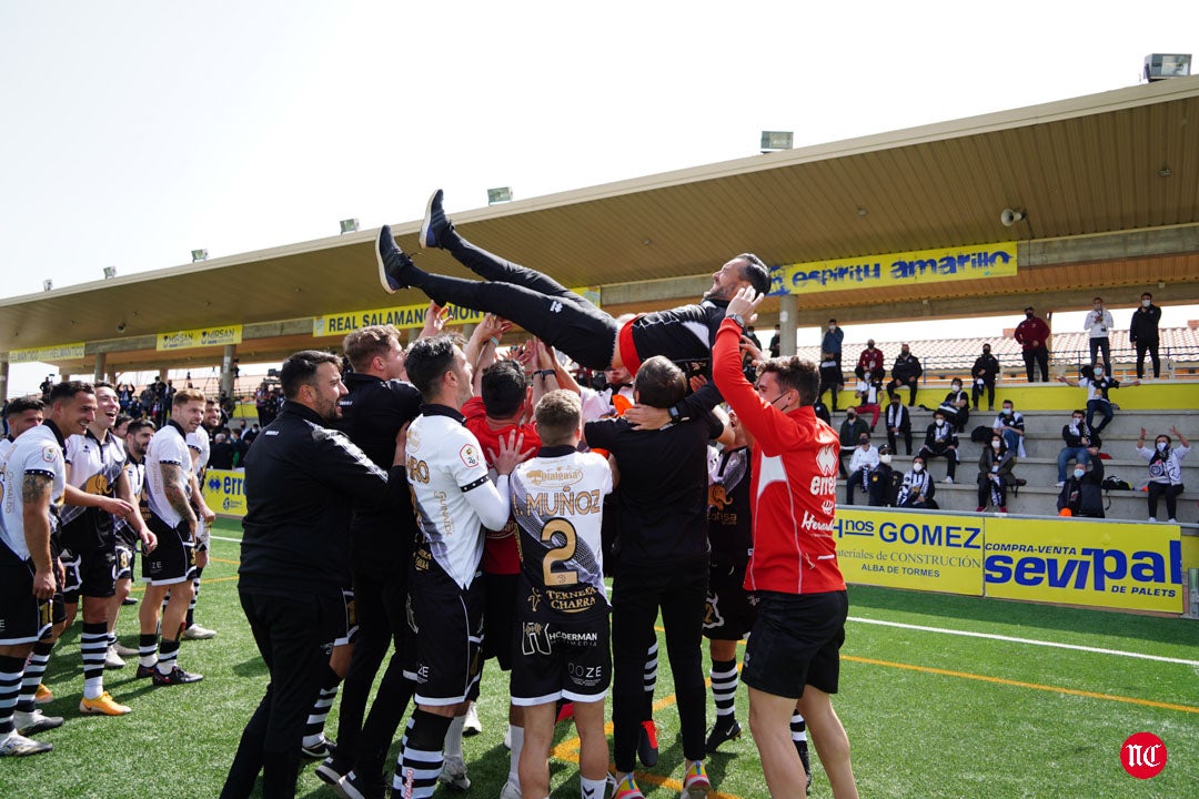 Los jugadores de Unionistas celebran la clasificación para la 1ª RFEF