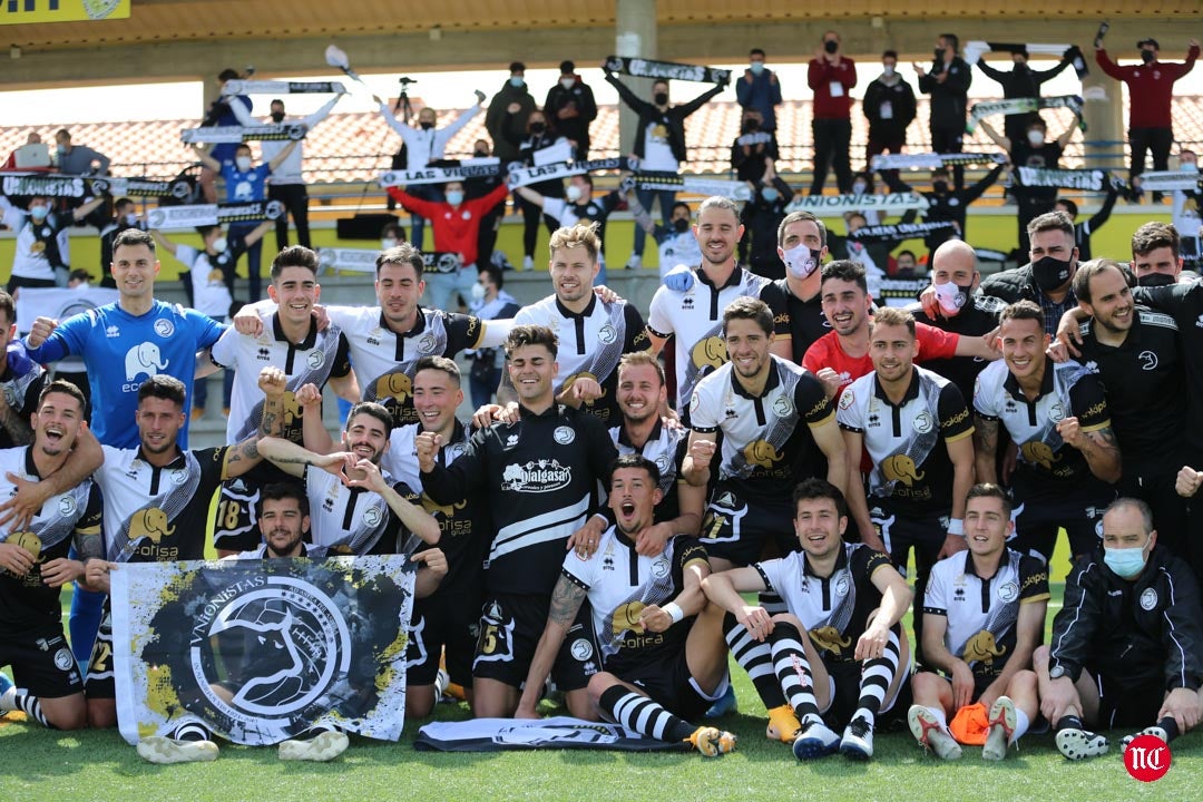 Los jugadores de Unionistas celebran la clasificación para la 1ª RFEF
