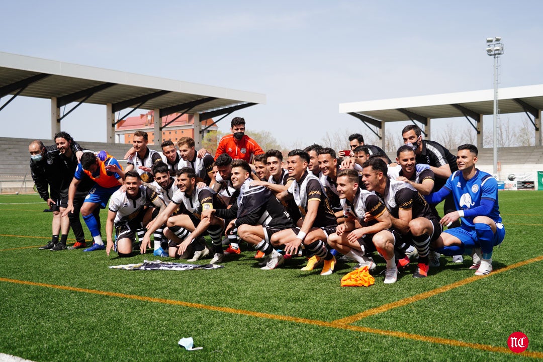 Los jugadores de Unionistas celebran la clasificación para la 1ª RFEF