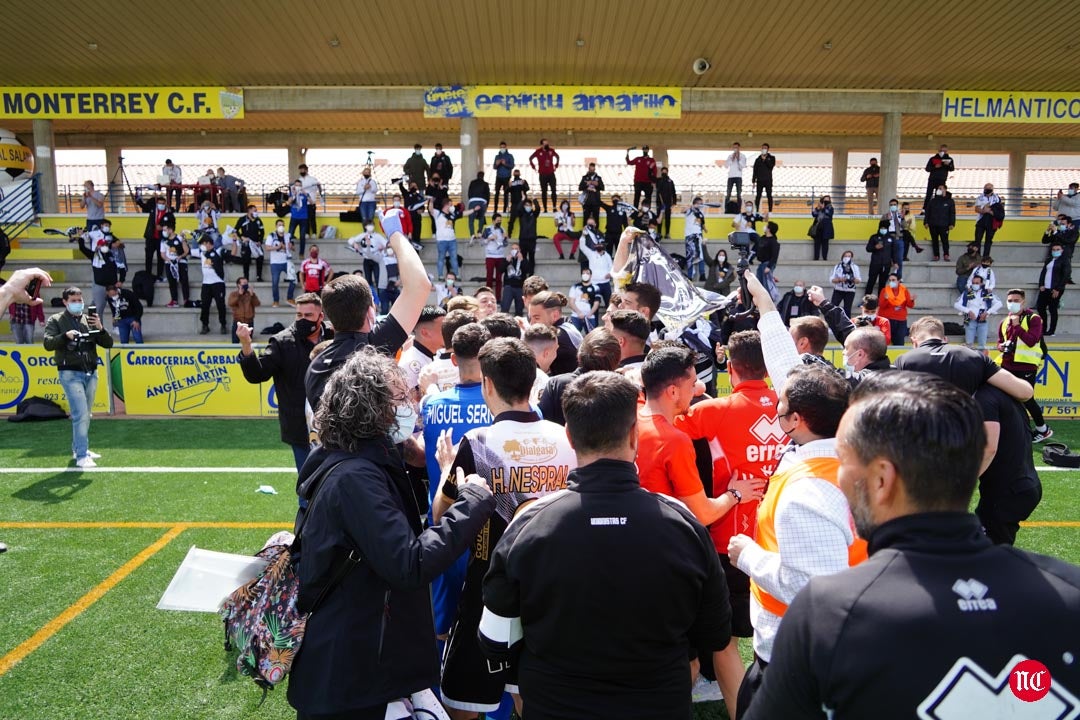 Los jugadores de Unionistas celebran la clasificación para la 1ª RFEF