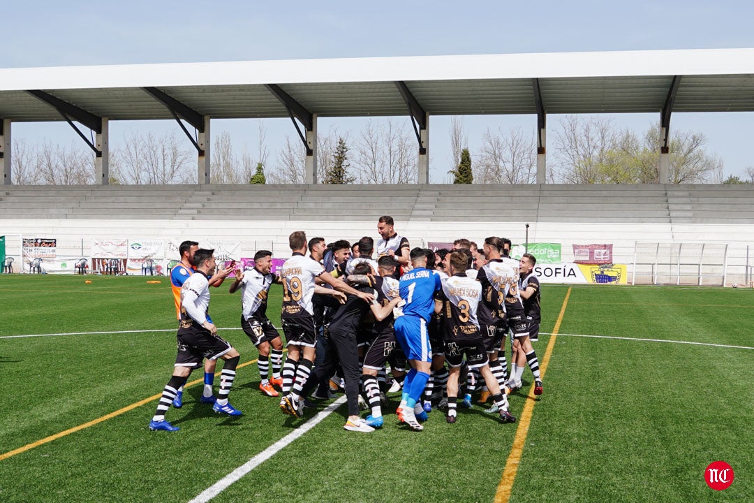 Los jugadores de Unionistas celebran la clasificación para la 1ª RFEF