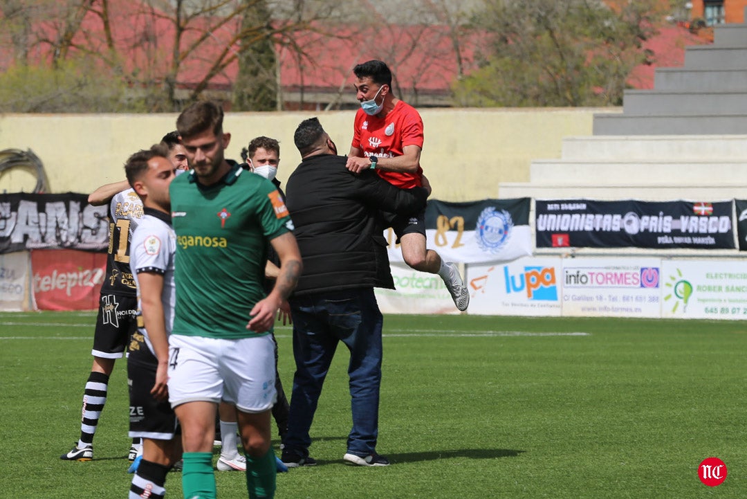 Los jugadores de Unionistas celebran la clasificación para la 1ª RFEF