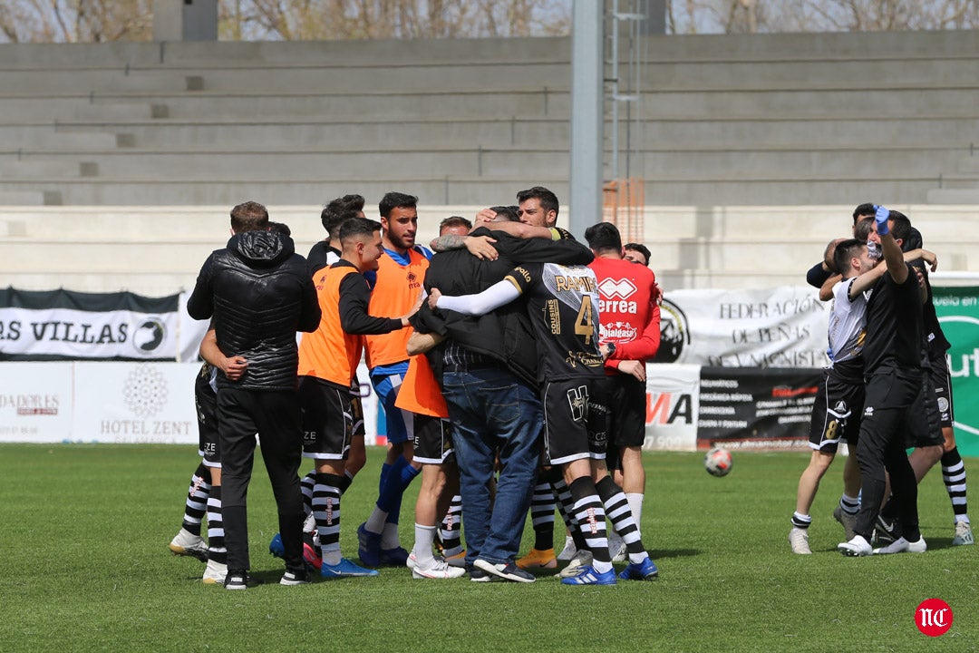 Los jugadores de Unionistas celebran la clasificación para la 1ª RFEF