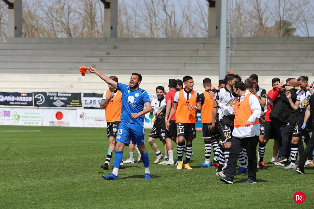 Los jugadores de Unionistas celebran la clasificación para la 1ª RFEF