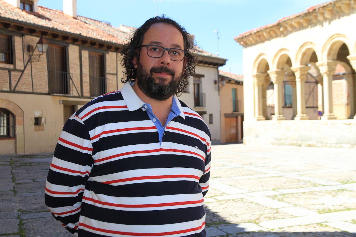 Félix Maroto, presidente de la asociación de vecinos, en la plaza del barrio.