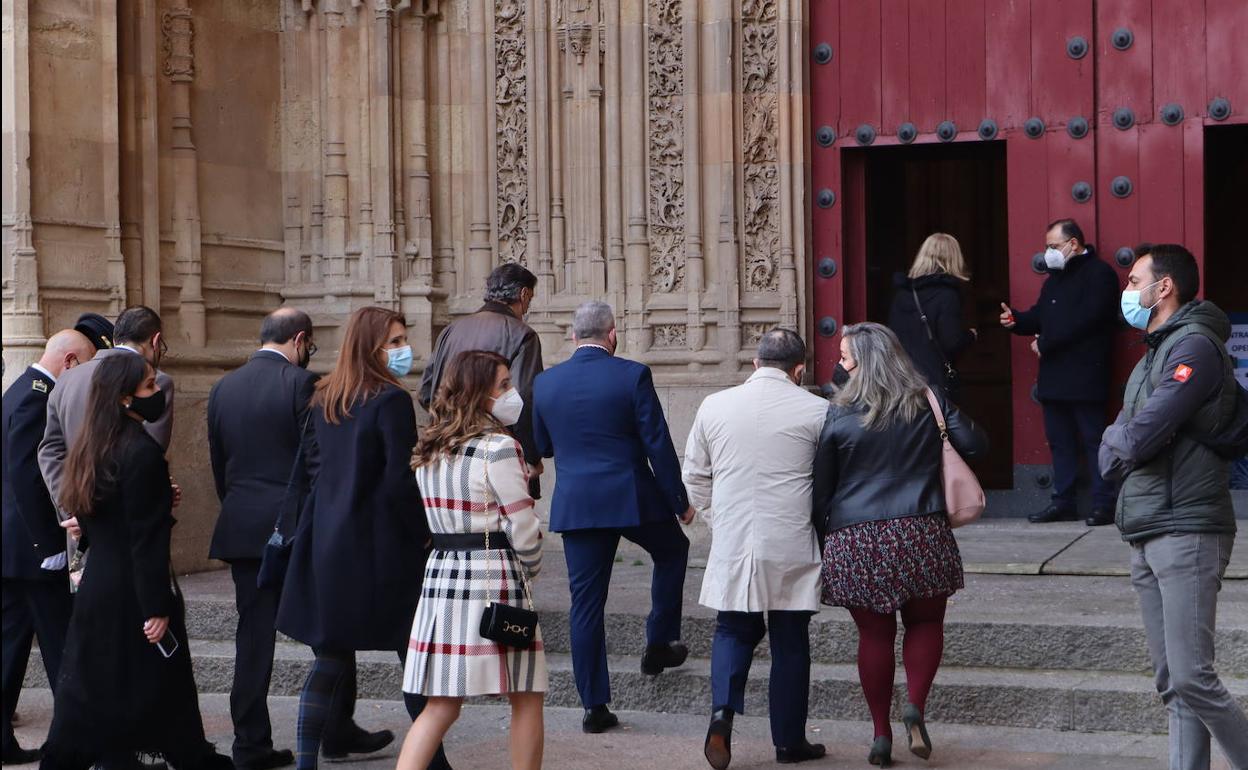 Autoridades salmantinas asisten a la misa en la Catedral.