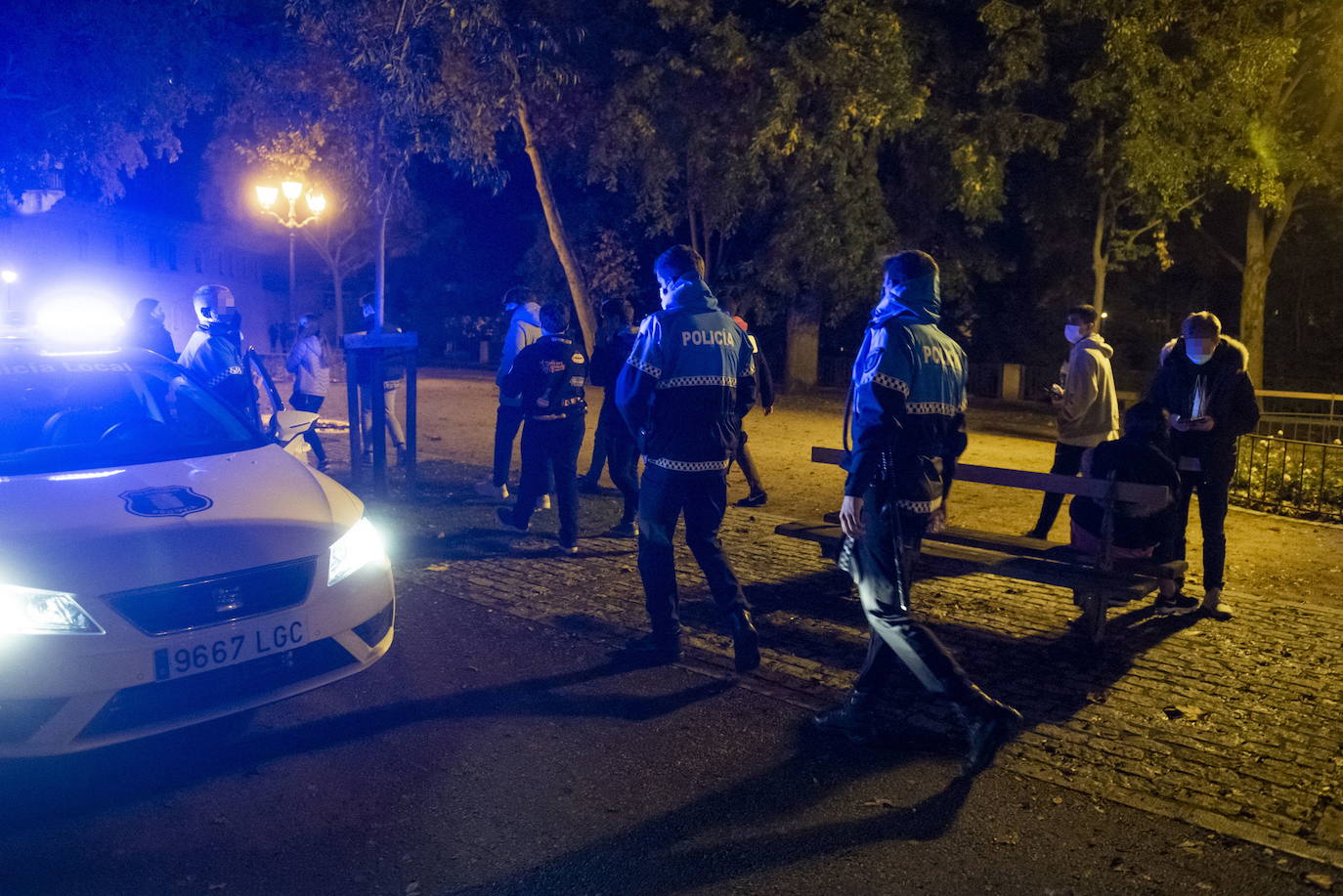 Intervención de la Policía Local de Segovia en una reunión nocturna, el pasado otoño, en el paseo del Salón.