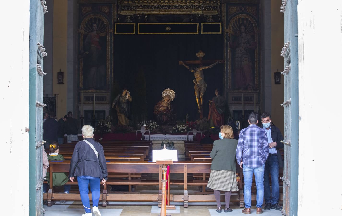 Fotos: De procesión por las iglesias de Valladolid