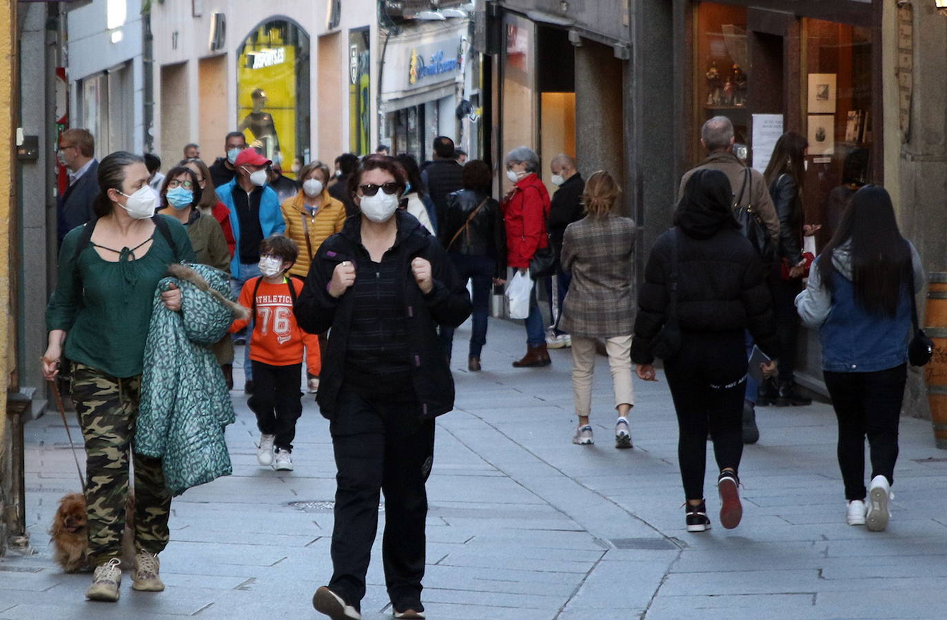 Tránsito de personas por la Calle Real de Segovia.