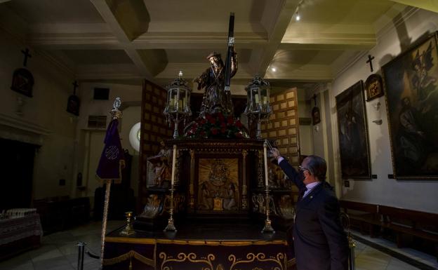 Imagen principal - Pasos y guía turística en la iglesia de Jesús. 