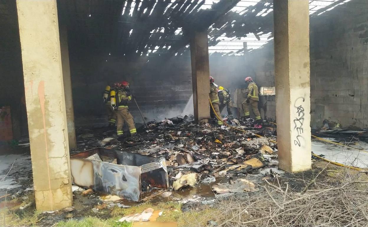 Los Bomberos de Valladolid apagan el incendio.