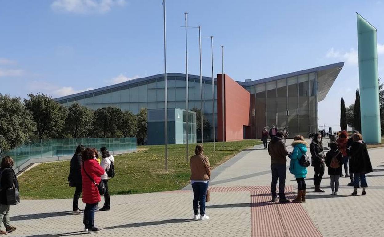 Colas para la vacunación en el Centro Cultural Miguel Delibes. 