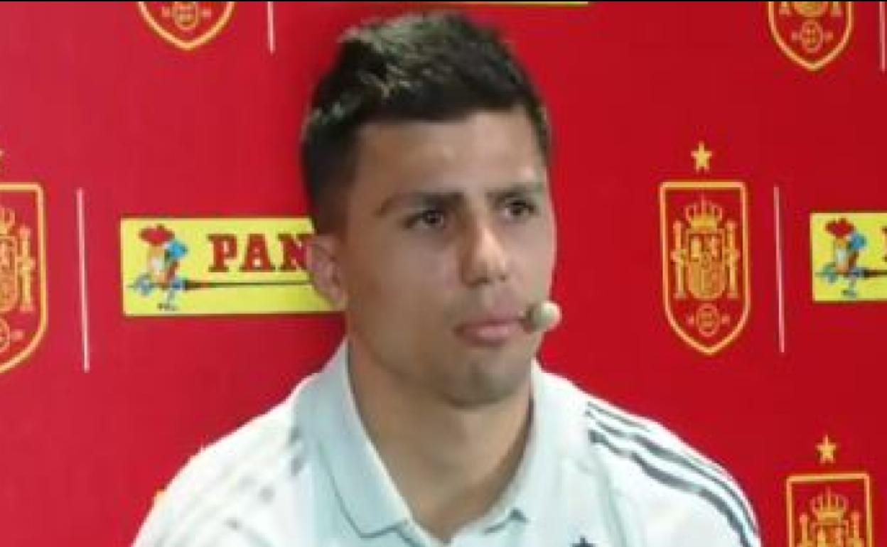 Rodri Hernández, en un acto de presentación de los cromos de la Eurocopa. 