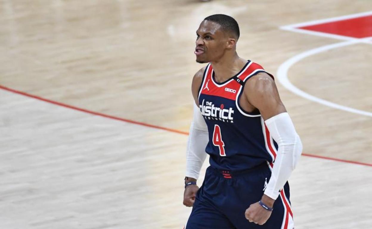 El base Russell Westbrook celebra un triple con los Wizards. 