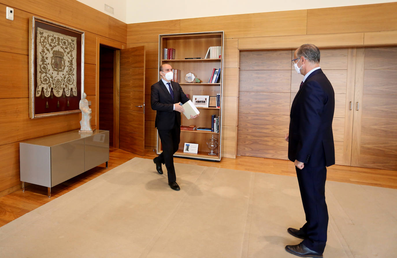 Tomás Quintana entrega su informe al presidente de las Cortes de Castilla y León, Luis Fuentes. 