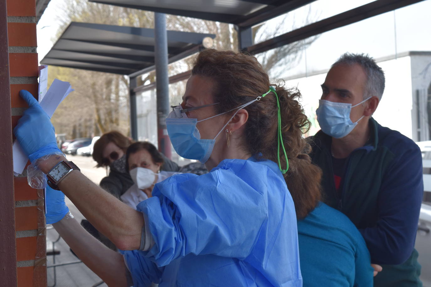 Una enfermera revisa las listas de pacientes, ayer en el centro de salud de Aguilar. 