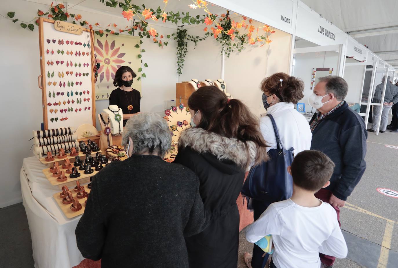 El paseo central del Campo Grande acoge entre el 31 de marzo y el 4 de abril la Feria de Artesanía de Valladolid. 