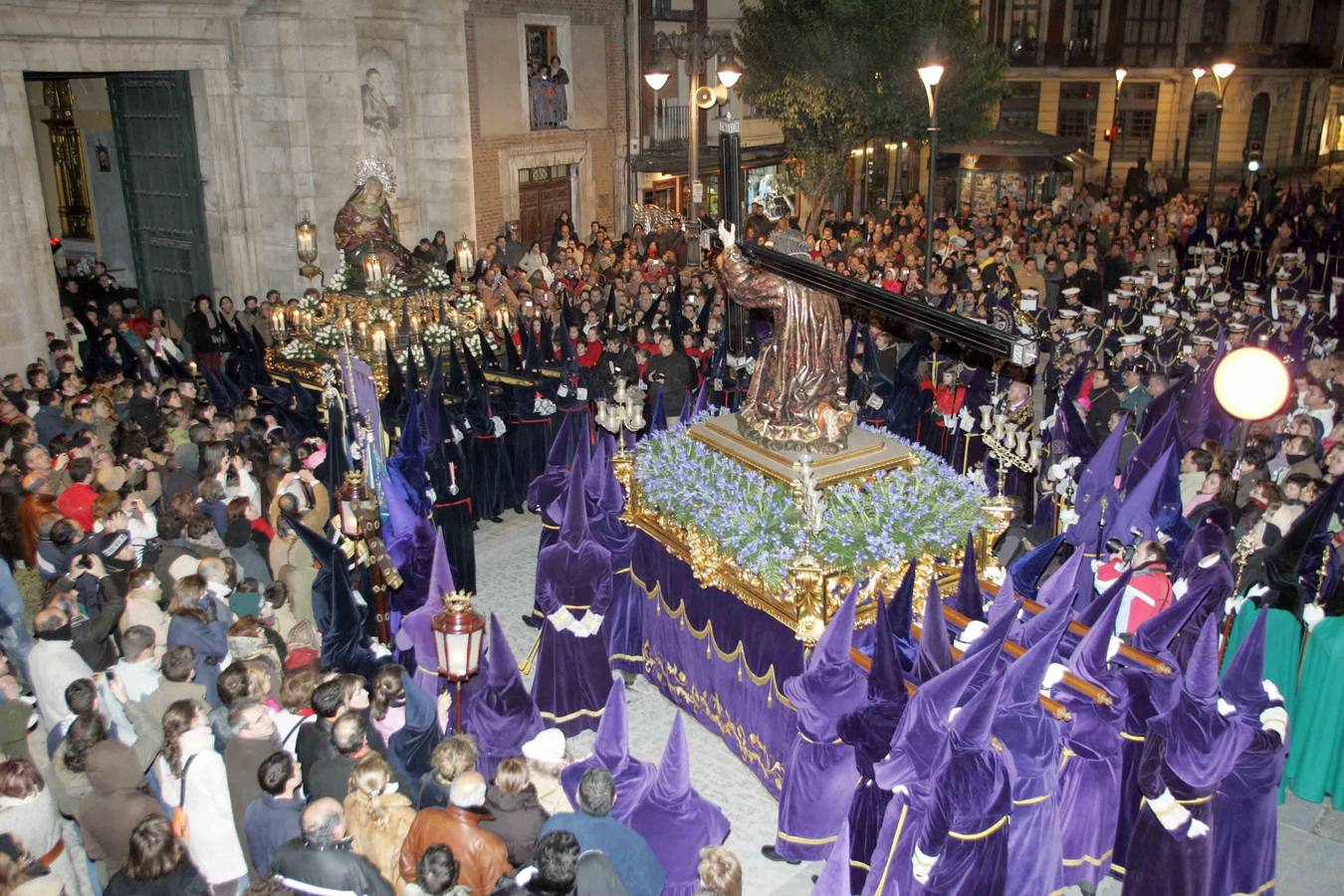 2008 El encuentro entre la Virgen de las Angustias y Nuestro Padre Jesús Nazareno, en la puerta de la iglesia de las Angustias