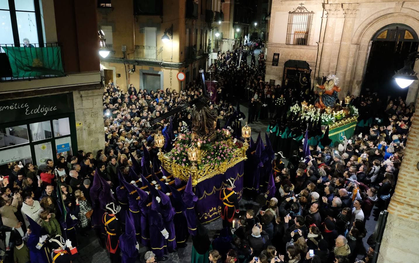 2018 Rezo de la IV estación del Vía Crucis Procesional en la calles Platerías, cuando Nuestro Padre Jesús Nazareno se encontró con la Dolorosa de la Vera Cruz.