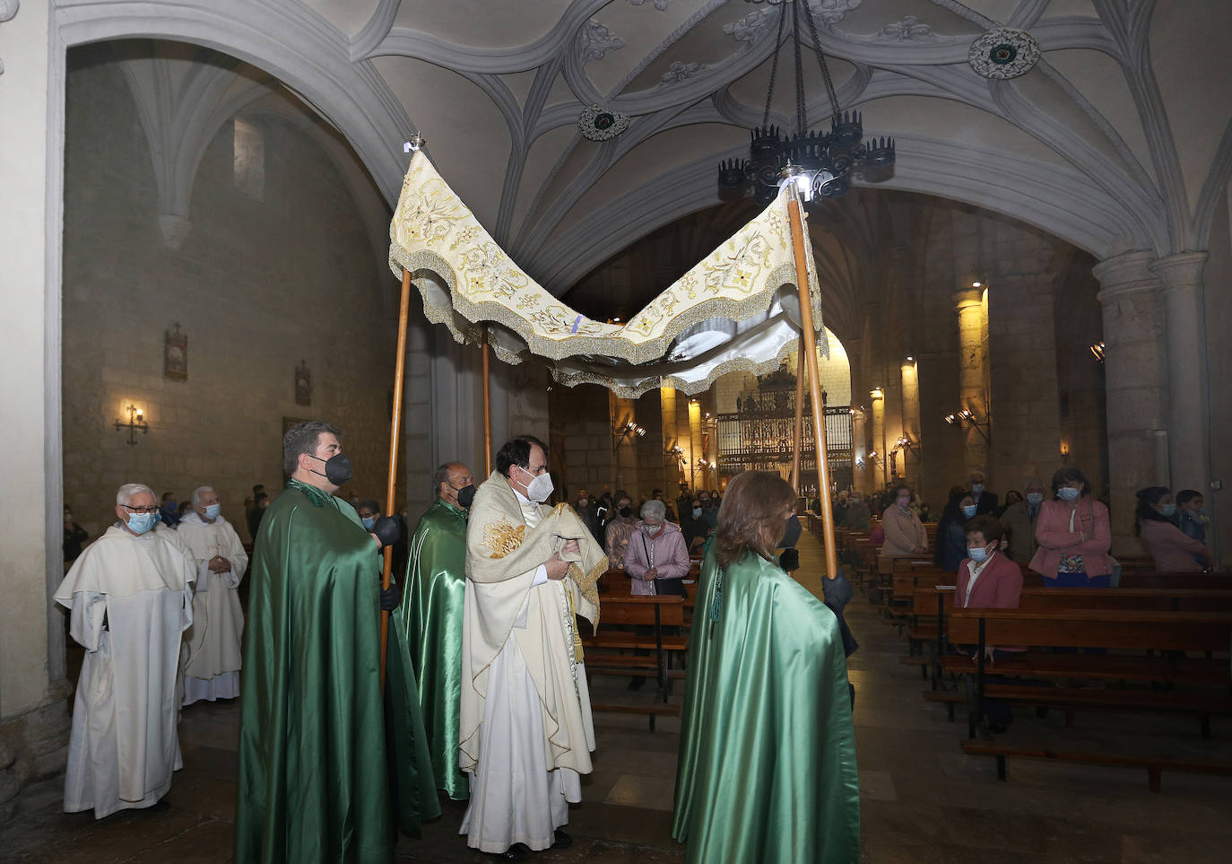 Misa en la Cena del Señor, donde los cofrades han acompañado además al Santísimo hasta la capilla del Monumento.