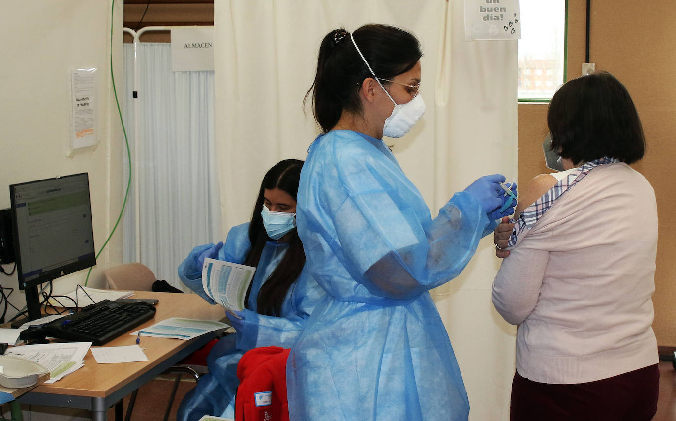 Vacunación en el pabellón Pedro Delgado 