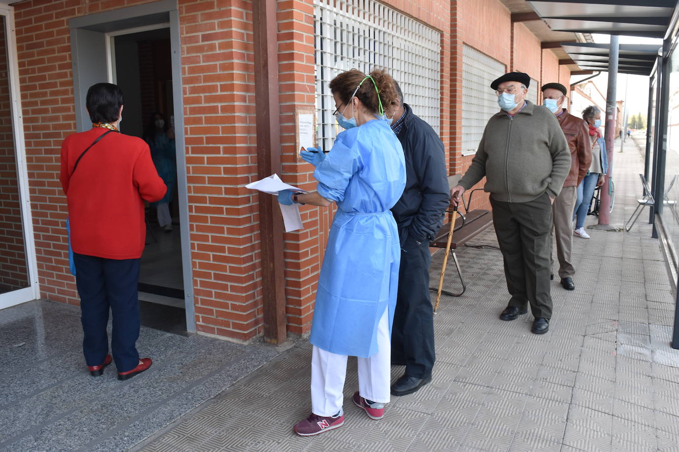 Fotos: Los mayores de 80 años se vacunan en Aguilar de Campoo