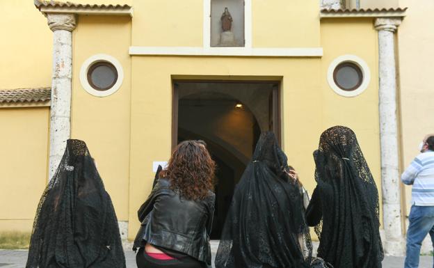 Imagen principal - Cuatro jóvenes en Santo Domingo de Guzmán, terrazas en la catedral y exposición en el Palacio Real. 