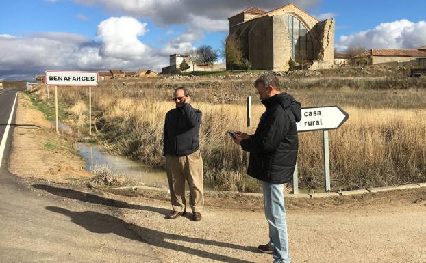 Imagen de archivo, de 2018, de dos vecinos en busca de cobertura de móvil en Benafarces. 