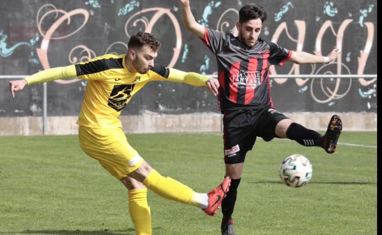 Un jugador de La Cistérniga centra pese a la oposición de uno del Laguna en el partido de la pasada semana. 