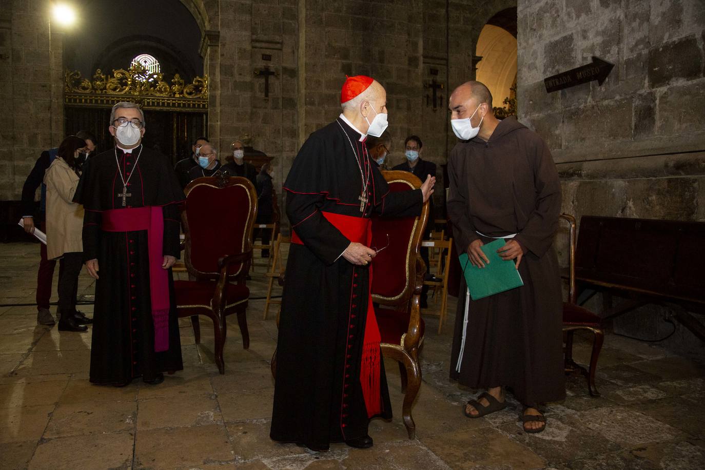 Imagen. Asistentes al sermón de las Siete Palabras en la Catedral. 