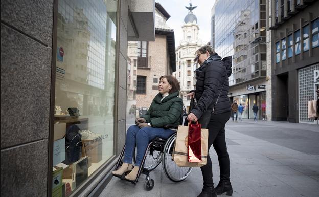 Una persona con discapacidad recibe la prestación del Servicio Integral de Asistencia Personal. 