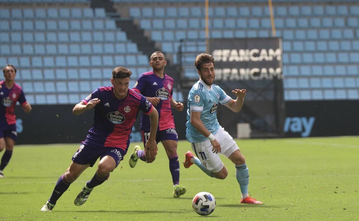 Miguel Rubio se adelanta a uno de los delanteros vigueses