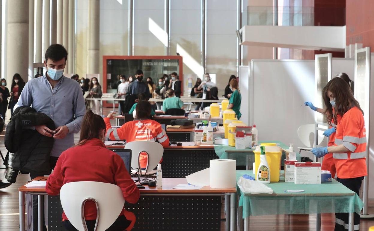 Vacunación masiva a estudiantes de prácticas sanitarias en el Centro Cultural Miguel Delibes.