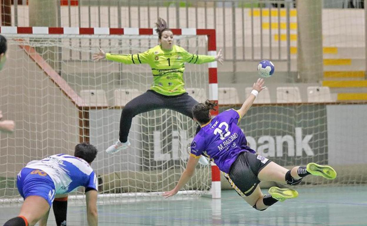 Carmen Sanz achica el espacio a la jugadora gijonesa 