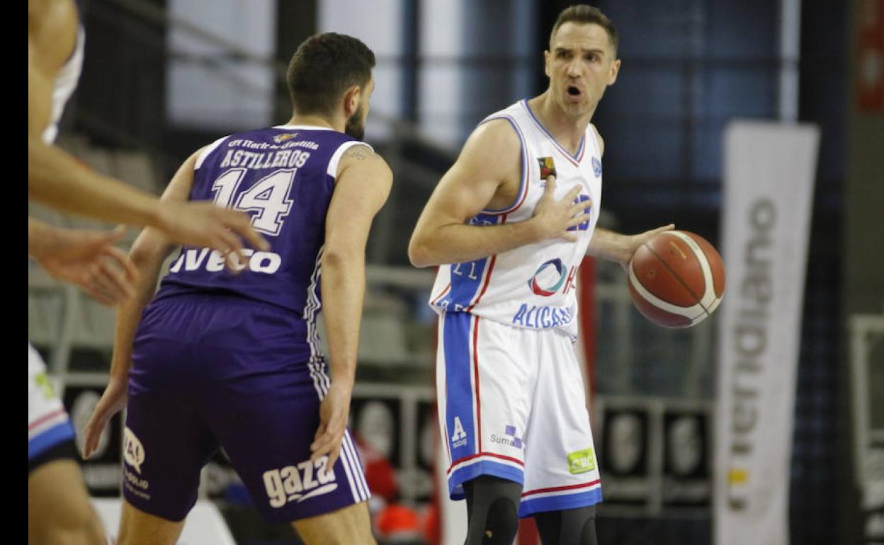 Urtasun inicia jugada en la posición de ataque, defendido por Astilleros. 